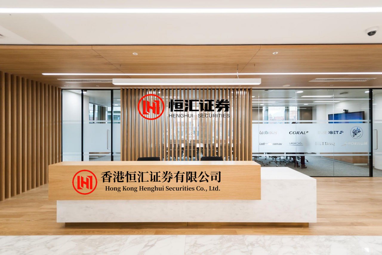 股牛网 邓超孙俪甜蜜比心，董子健聚会成“灯泡”，表情抢镜笑翻全场_合作_剧中_显得